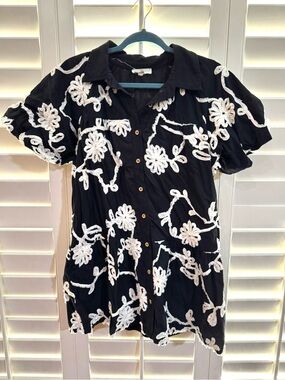 entro Black Button-Front Dress with White Floral Applique